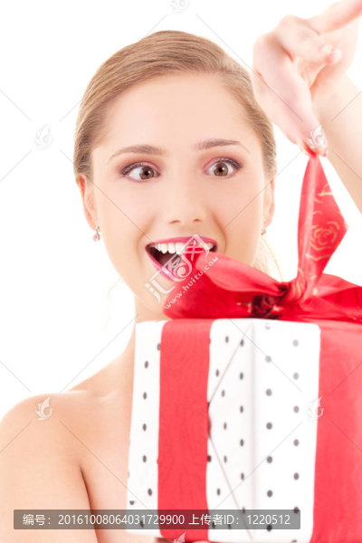 帶禮品盒的快樂女孩