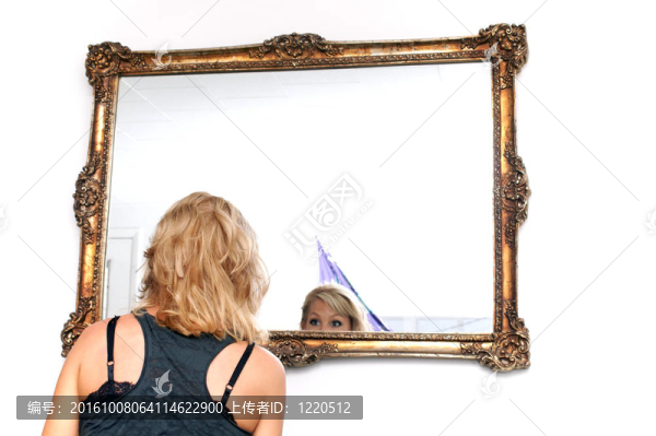 金發(fā)女人看著鏡子