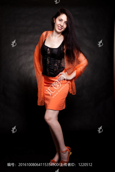 年輕漂亮的黑發(fā)白種女人