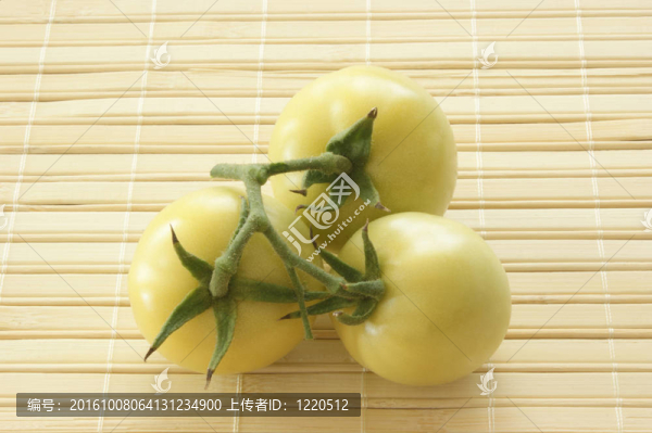 三綠色有機番茄上的竹馬特