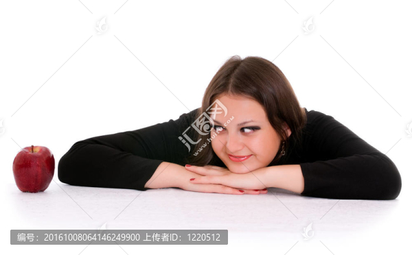 女孩盯著紅蘋果