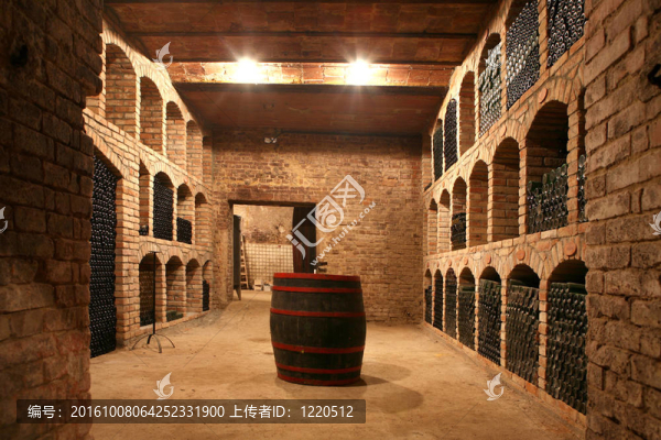 老式葡萄酒瓶堆放在酒廠的老酒窖