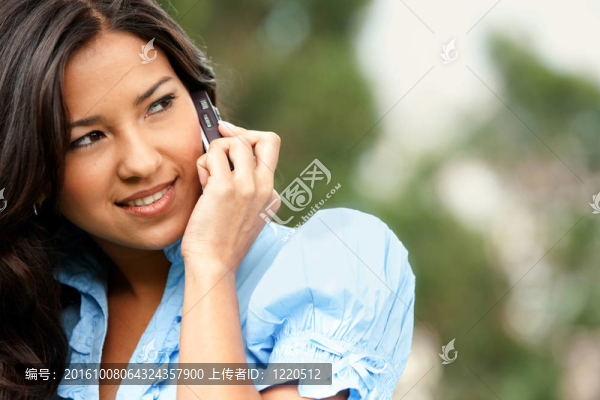 手機上的女人