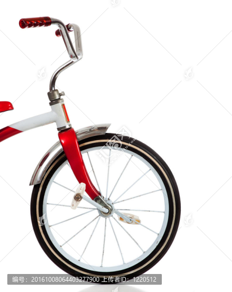 White上的一輛紅色的三輪車