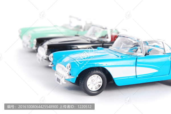 白色背景上的復(fù)古玩具車