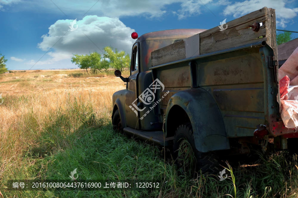 生銹的老卡車坐在退休