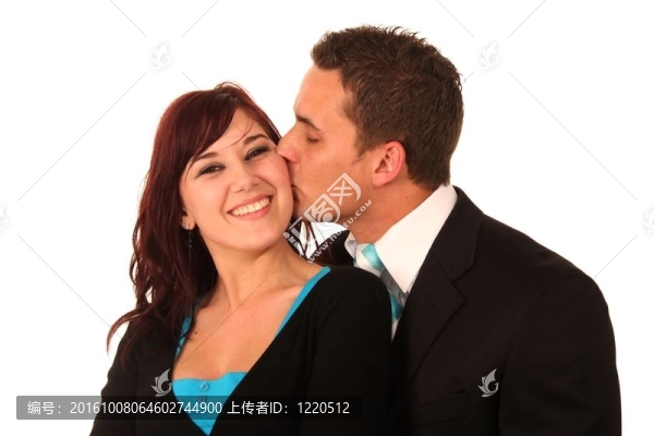 接吻的情侶