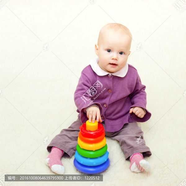 帶有彩色金字塔的嬰兒