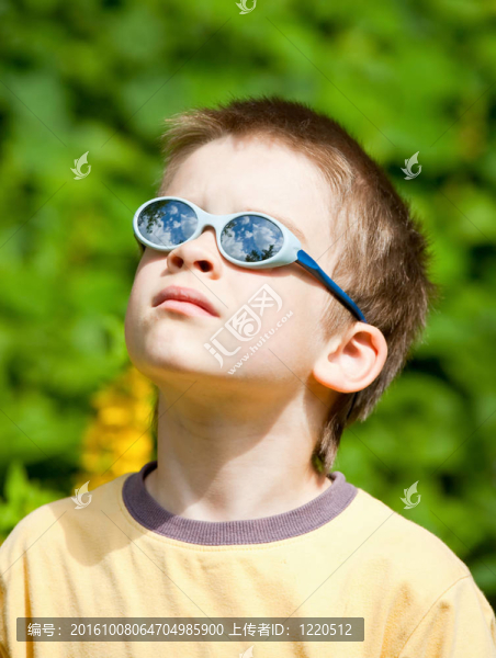 孩子戴太陽鏡