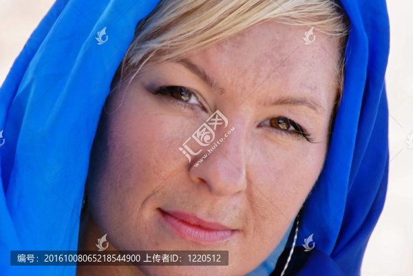 自信的棕色眼睛的女人