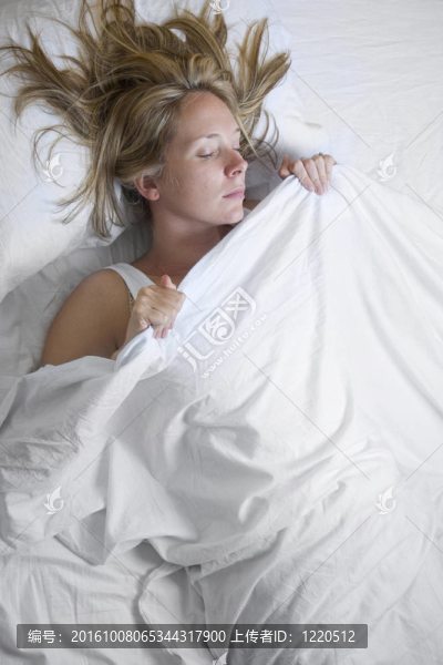 女人睡著了