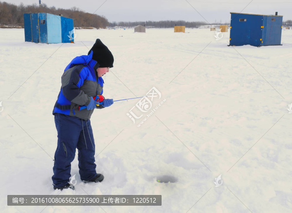 小男孩冰釣魚