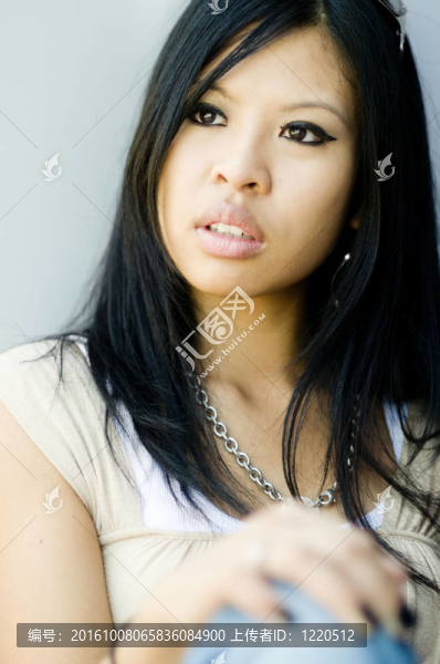 在教年輕的女人