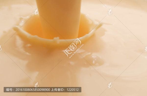 倒酸奶