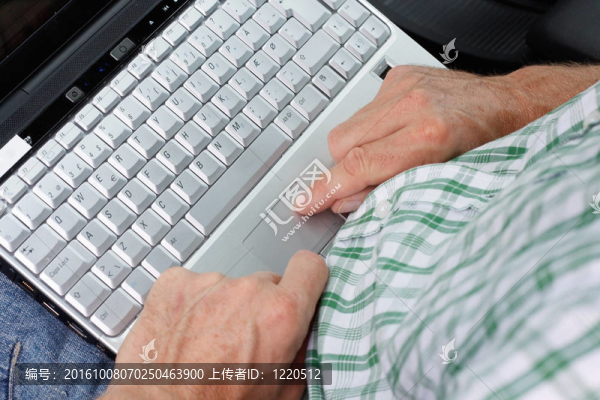 男人打字