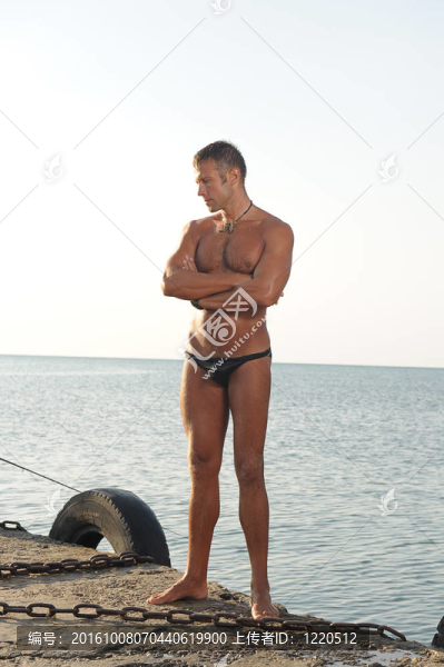 男人在海灘上