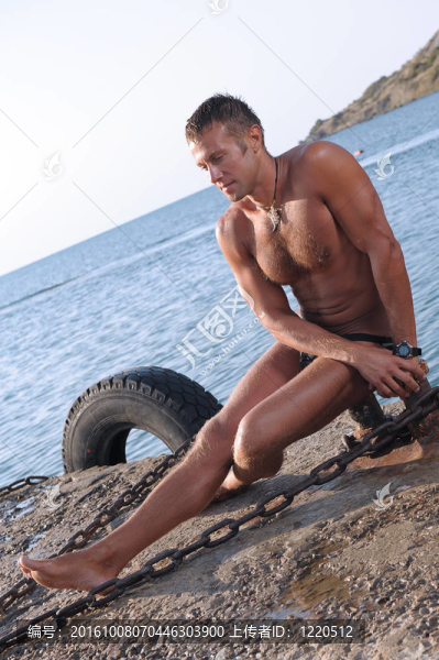 男人在海灘上