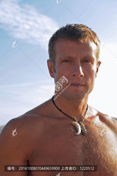 男人在海灘上