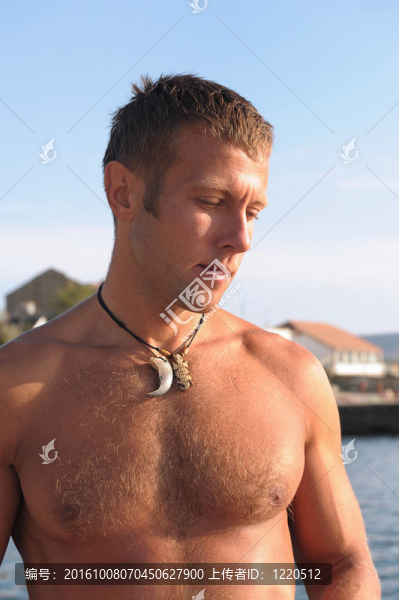 男人在海灘上