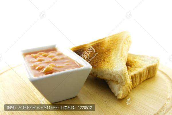 在盤子上煮的早餐