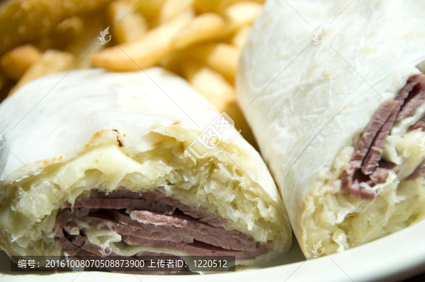 玉米牛肉魯本三明治包