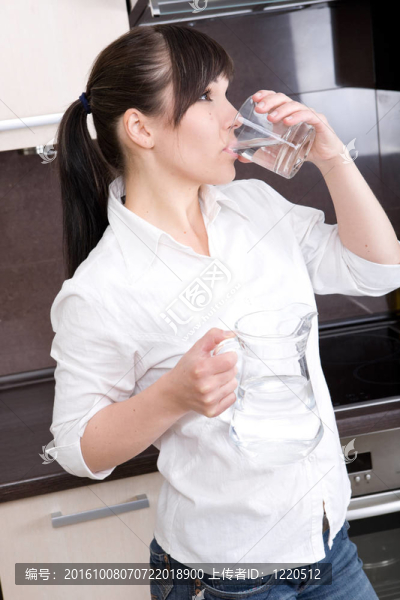 女人在廚房