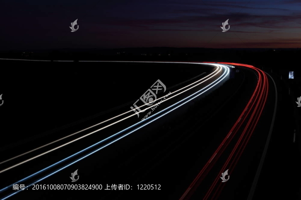 夜間在高速公路上