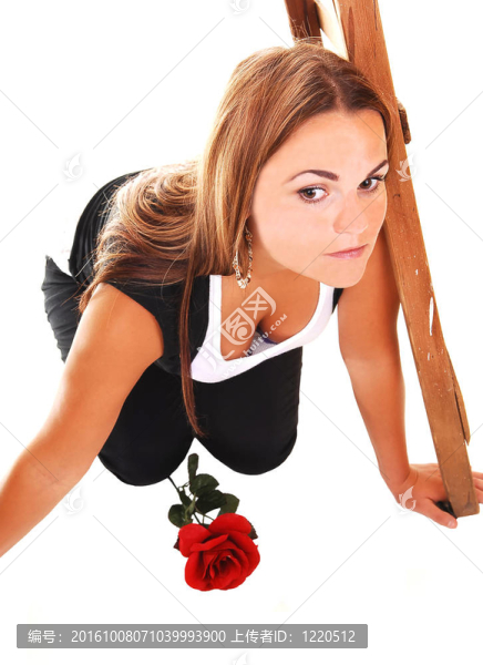 漂亮的女孩在梯子。