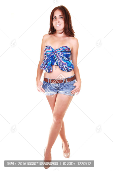 漂亮的女孩在牛仔褲迷你裙。