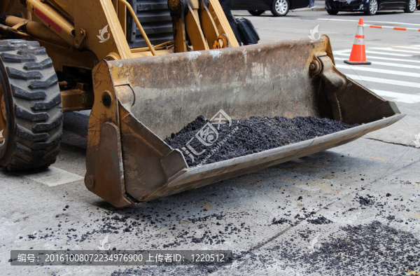 公路路面上的拖拉機牽引鏟