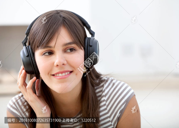 女孩聽音樂