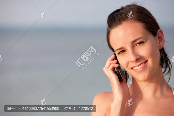 女人在電話里交談