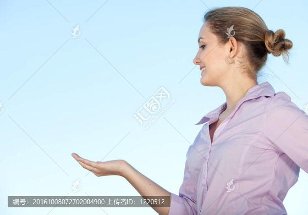 伸出手的女人