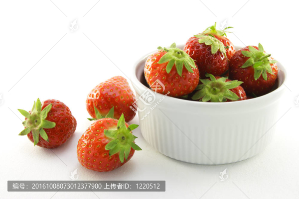 在一個白色的盤子里的草莓