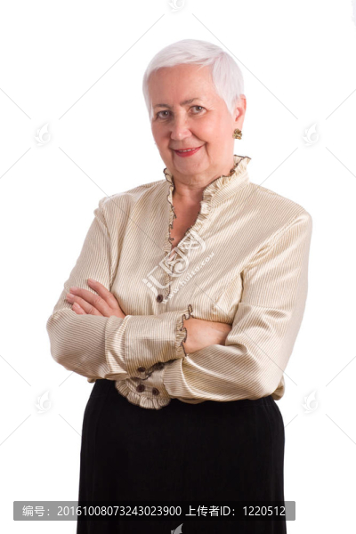 性格開朗的高級女子，雙臂交叉