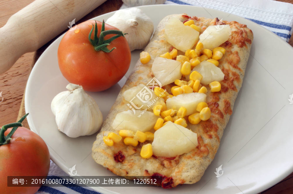 與菠蘿和甜玉米的石頭烤爐背面比薩餅