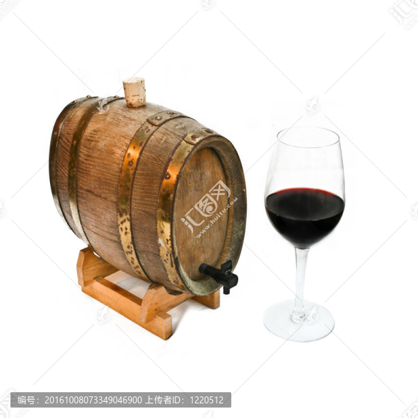 在玻璃和桶里的紅葡萄酒