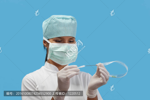 護士打開動脈導(dǎo)管