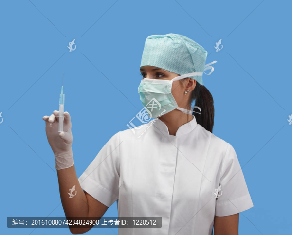 帶注射器的護士