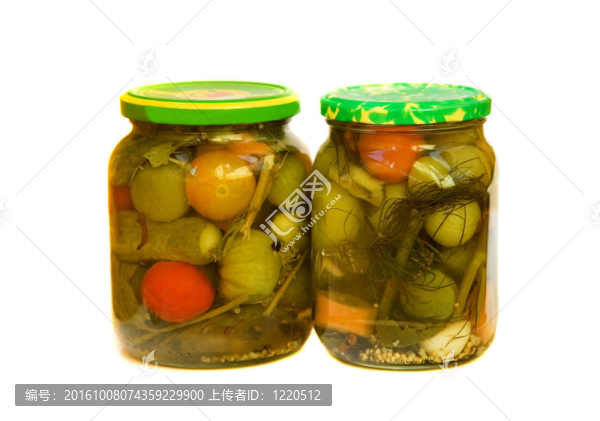兩個玻璃罐與泡菜準備冬季隔離白色
