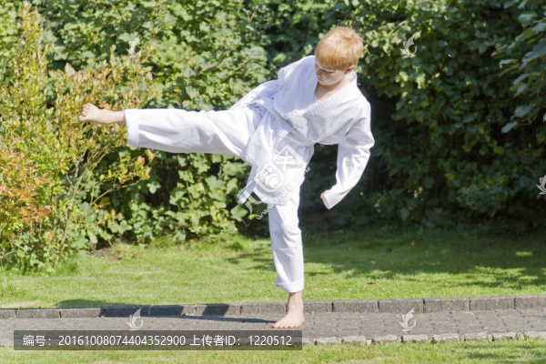 跆拳道制服男孩