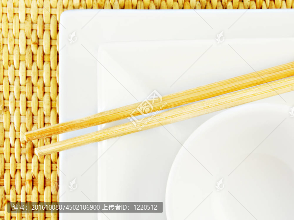 竹涼席上的白盤子和筷子