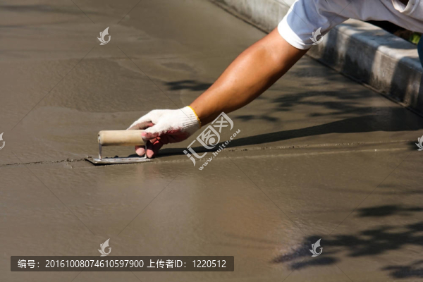 建筑工人鋪設水泥