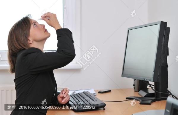 年輕企業(yè)人士滴眼藥水