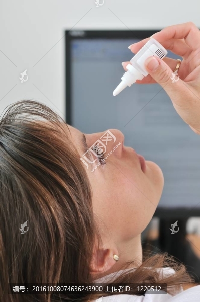 年輕的商業(yè)女性滴眼藥水