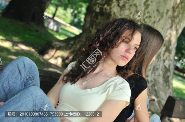 沖突中的朋友（十幾歲的女孩）