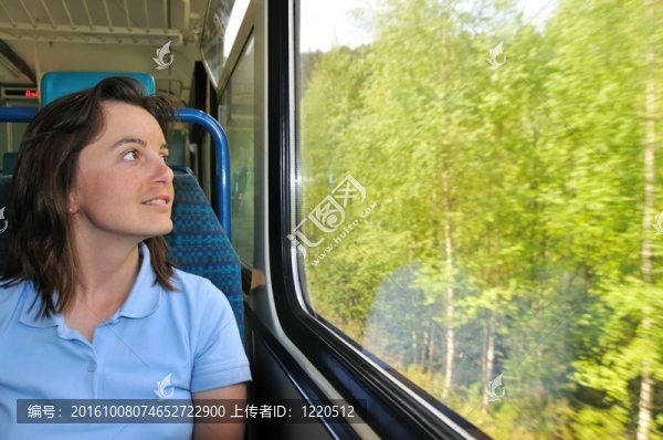 乘火車旅行的年輕女子