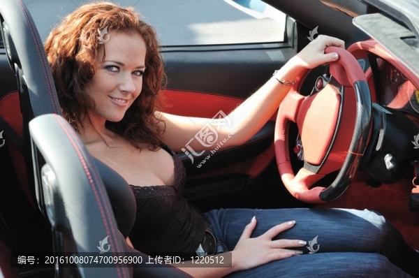 運動車中的年輕漂亮女人