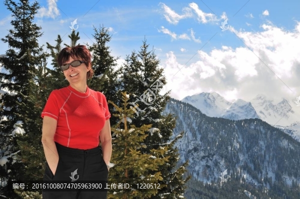 雪山地高級(jí)女性的冬季畫(huà)像