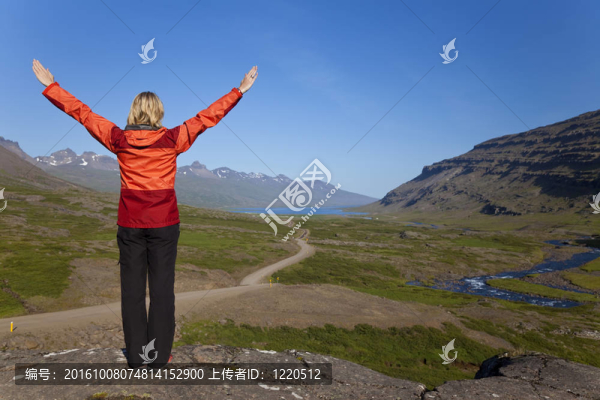 女子登山俯視berufjordur谷冰島